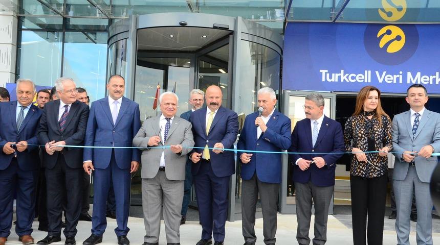 Başbakan Yıldırım, imar barışı i&ccedil;in belediyeye başvuranların işlemini yaptı (2)