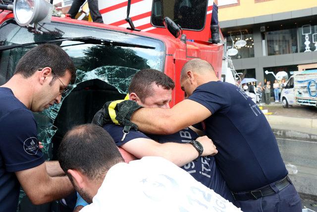 (Geniş haber) - Beyoğlu'nda itfaiye aracı kaza yaptı; 3 itfaiye eri yaralandı
