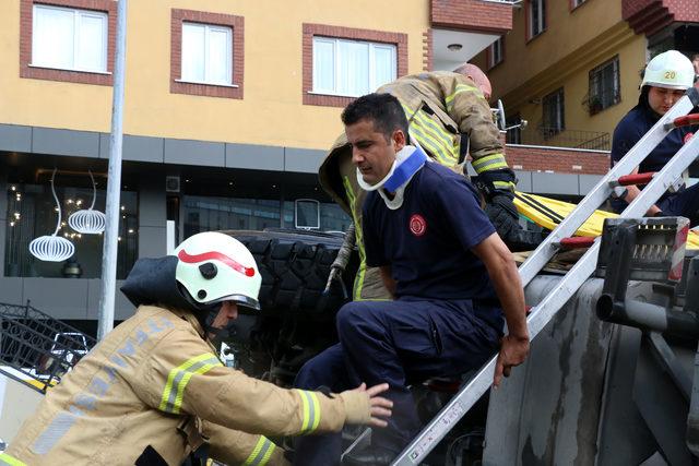 (Geniş haber) - Beyoğlu'nda itfaiye aracı kaza yaptı; 3 itfaiye eri yaralandı