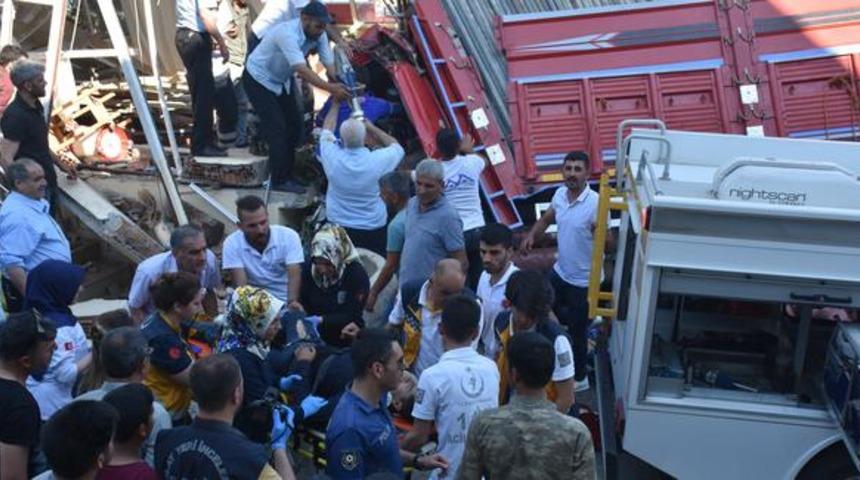 Kamyon mescide daldı! Ölü ve yaralılar var