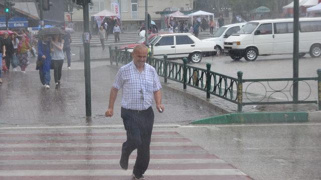 Bursa'da sağanak vatandaşları zor durumda bıraktı