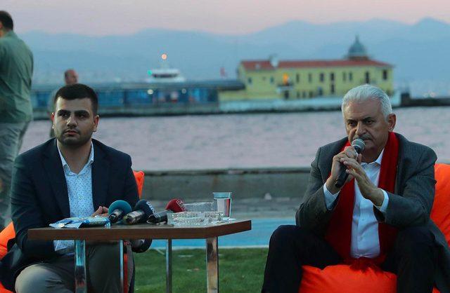 İzmir'de AK Partili gençler ilk kez oy kullanacak seçmene kart yolladı