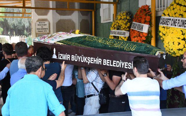 Silahlı saldırıda ölen İzmirli şarkıcı toprağa verildi