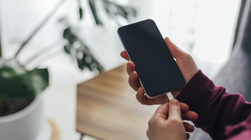 Telefonlarda değiştirilebilir batarya geri d&ouml;n&uuml;yor: AB&rsquo;de yeni d&ouml;nem 2027&rsquo;de başlayacak