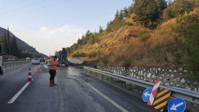 Manisa'da toprak kayması nedeniyle karayolunun bir şeridi kapandı