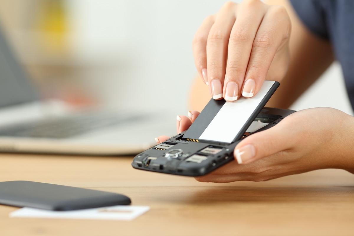 Telefonlarda değiştirilebilir batarya geri dönüyor: AB’de yeni dönem 2027’de başlayacak 4
