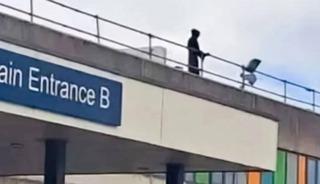 Azrail kost&uuml;m&uuml;yle hastane &ccedil;atısında saatlerce &ccedil;ığlık attı