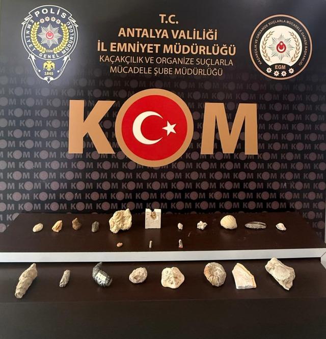 Antalya’da 22 adet kaçak tarihi eser yakalandı 4