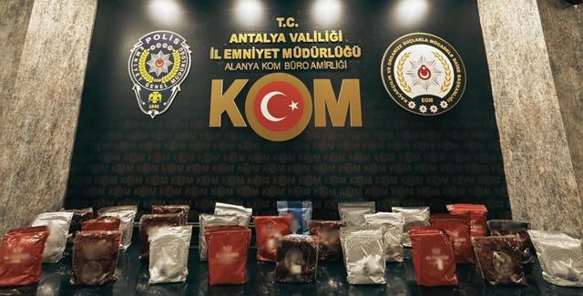 Antalya’da 22 adet kaçak tarihi eser yakalandı 3