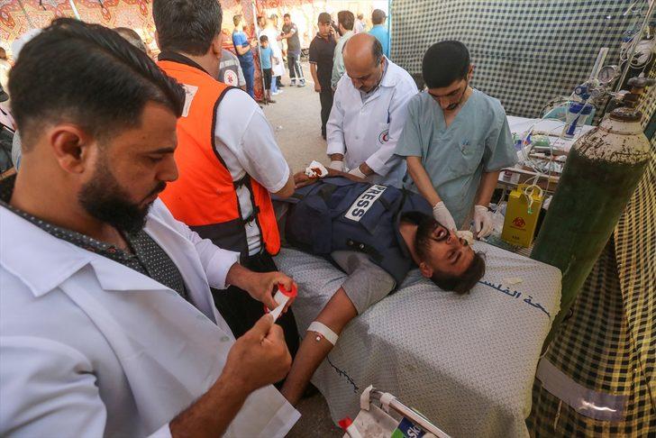 İsrail askerleri Gazze sınırındaki eylemleri takip eden Anadolu Ajansı muhabirini vurdu!
