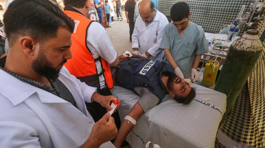 İsrail askerleri Gazze sınırındaki eylemleri takip eden Anadolu Ajansı muhabirini vurdu!