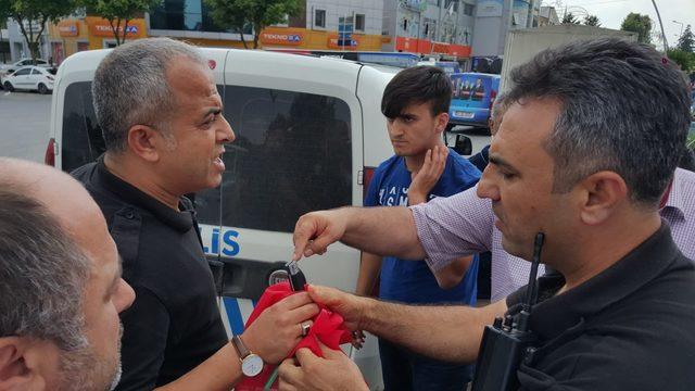 Türk bayrağını yere attığı iddia edilen kişi darp edildi