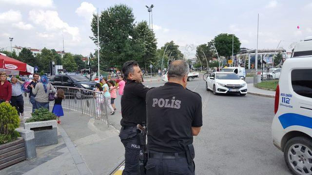 Türk bayrağını yere attığı iddia edilen kişi darp edildi