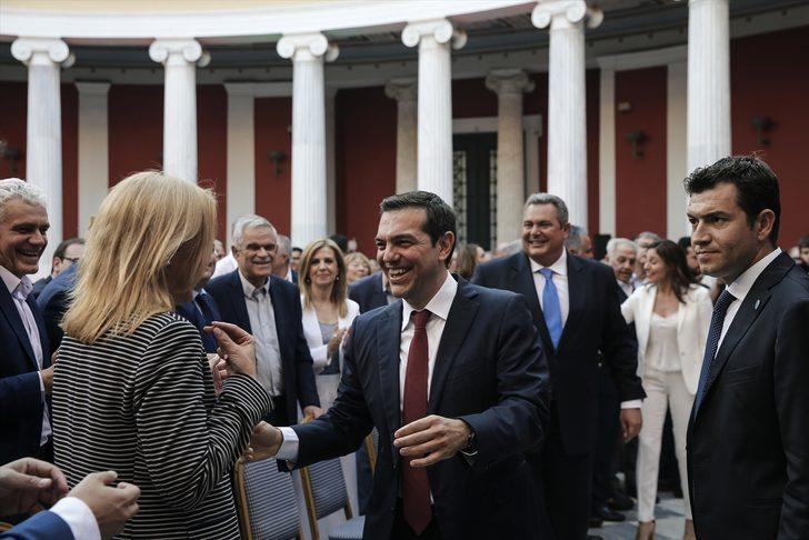 Yunanistan Başbakanı Aleksis Çipras yapmam dediğini yaptı! İlk kez kravat takarak çıktı!