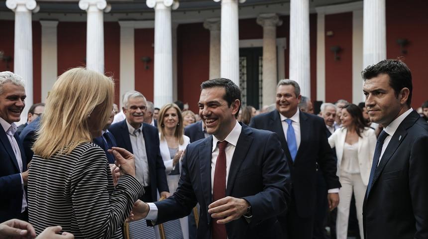 Yunanistan Başbakanı Aleksis Çipras yapmam dediğini yaptı! İlk kez kravat takarak çıktı!