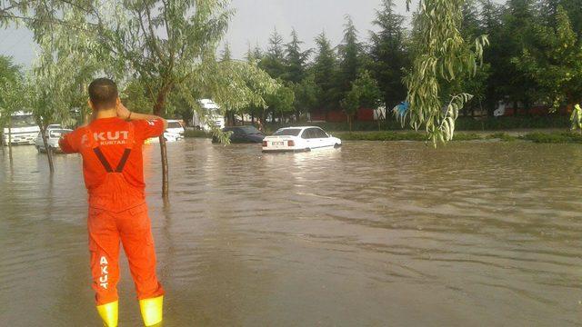 Eskişehir'de 'sağanak' nedeniyle yollar göle döndü
