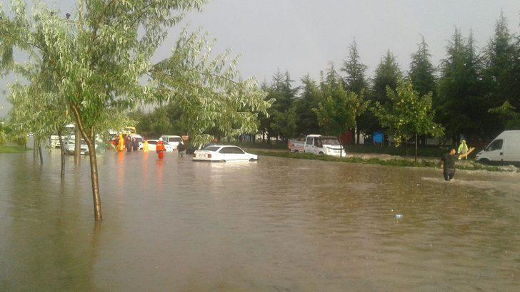 Eskişehir'de 'sağanak' nedeniyle yollar göle döndü