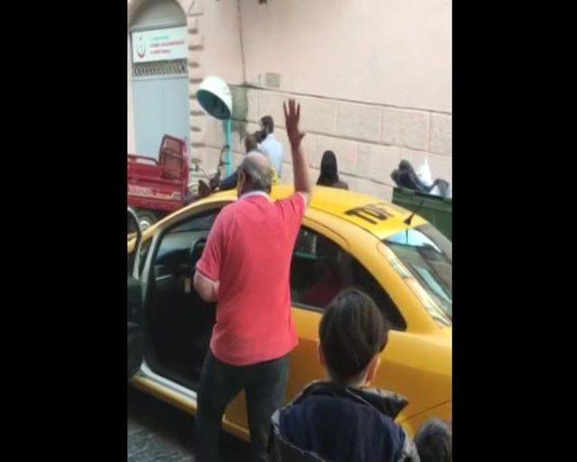 Taksicinin kendisini trafiğe sokan kadın turiste tepkisi kamerada