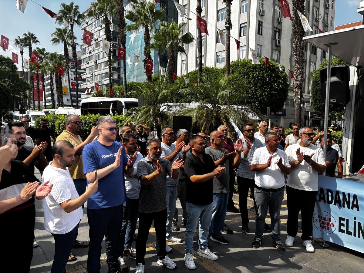 Kazançlarının azalacağını belirten servisçiler belediye binasına girmeye çalıştı 2