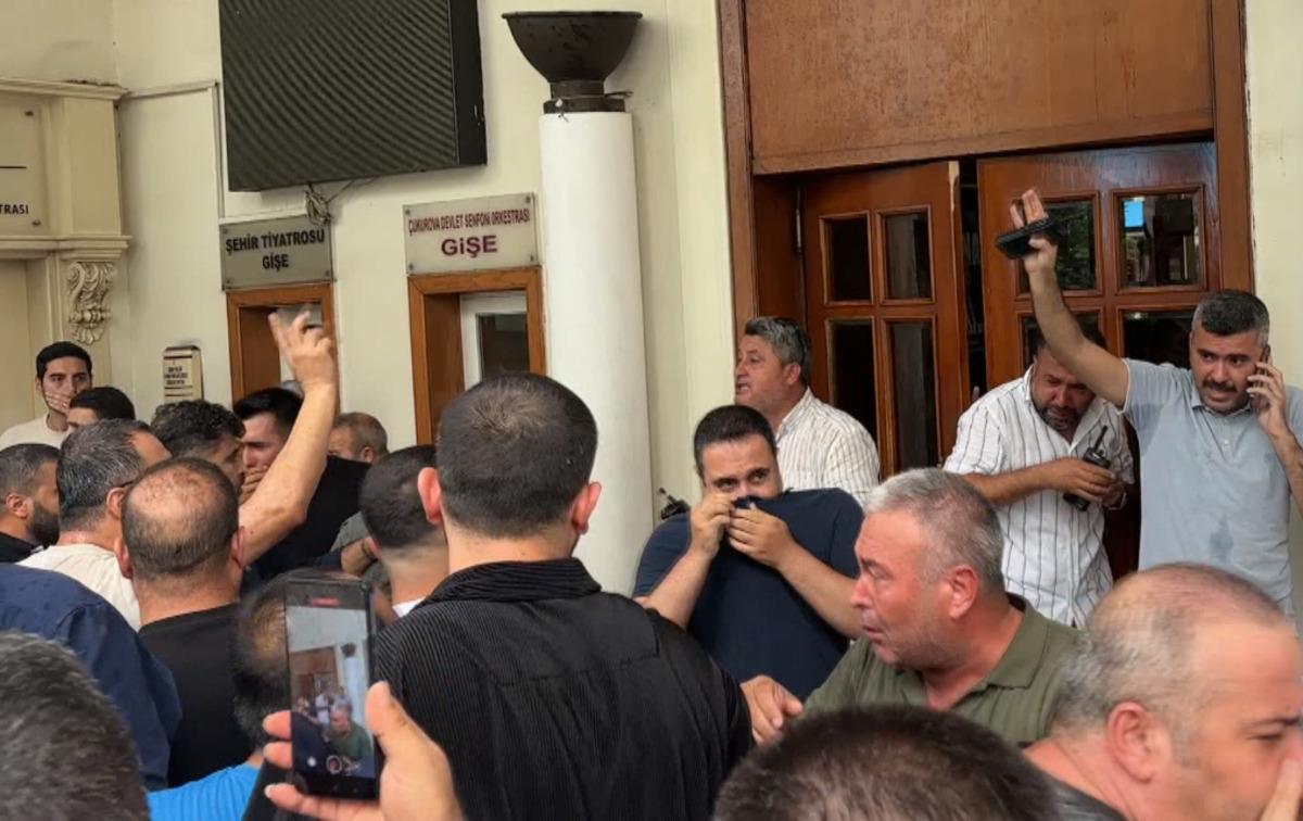 Kazançlarının azalacağını belirten servisçiler belediye binasına girmeye çalıştı 3