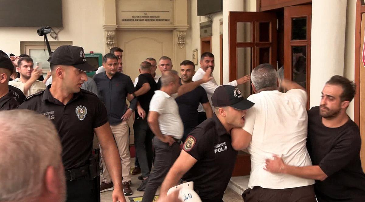 Kazançlarının azalacağını belirten servisçiler belediye binasına girmeye çalıştı 1