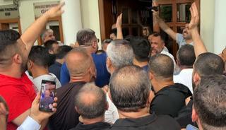 Kazan&ccedil;larının azalacağını belirten servis&ccedil;iler belediye binasına girmeye &ccedil;alıştı