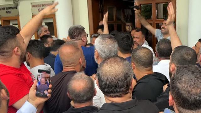 Kazançlarının azalacağını belirten servisçiler belediye binasına girmeye çalıştı