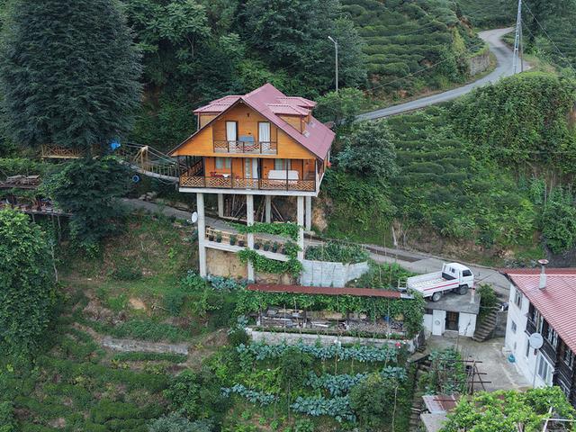 Karadeniz'de şaşırtan tasarım: Altı yol &uuml;st&uuml; villa