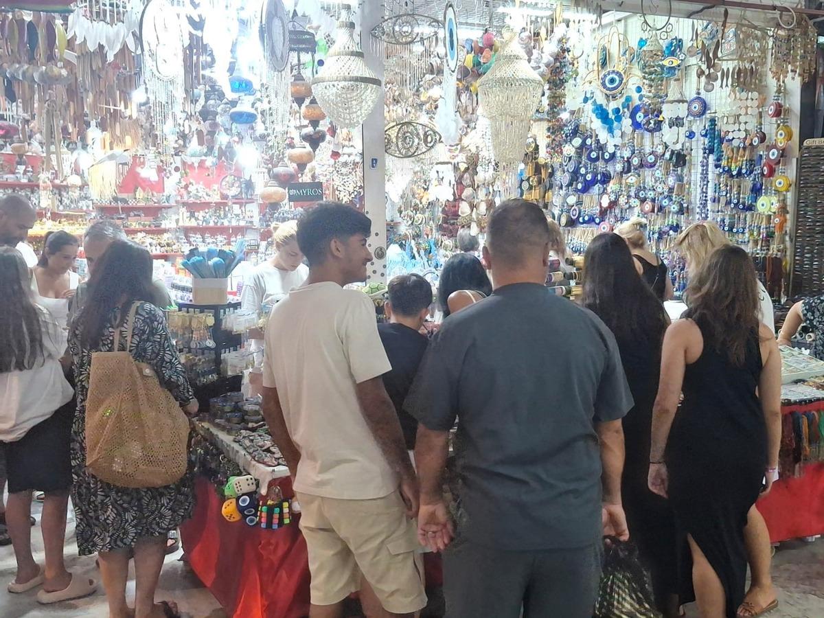 Akın ettiler, adım atacak yer kalmadı: En yoğun g&uuml;n 1
