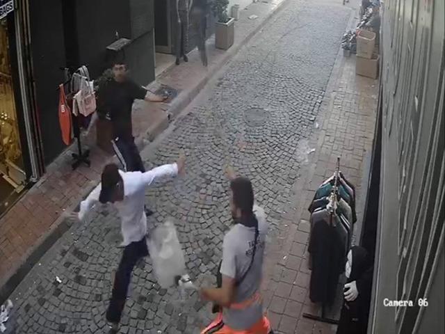 Fatih’te tramvayda telefon çaldıktan sonra kaçan hırsıza, temizlik personelinden süpürgeli müdahale kamerada 1