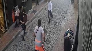 Fatih’te tramvayda telefon çaldıktan sonra kaçan hırsıza, temizlik personelinden süpürgeli müdahale kamerada