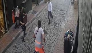 Fatih&rsquo;te tramvayda telefon &ccedil;aldıktan sonra ka&ccedil;an hırsıza, temizlik personelinden s&uuml;p&uuml;rgeli m&uuml;dahale kamerada