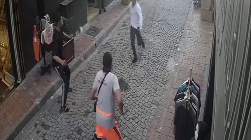 Fatih&rsquo;te tramvayda telefon &ccedil;aldıktan sonra ka&ccedil;an hırsıza, temizlik personelinden s&uuml;p&uuml;rgeli m&uuml;dahale kamerada