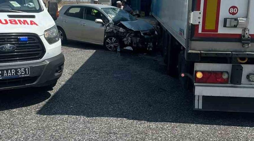 Kapıkule yolunda otomobil ile tır &ccedil;arpıştı: 1 yaralı