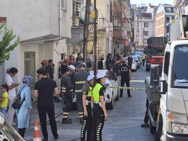 &Uuml;mraniye&rsquo;de 3 katlı binanın balkonu &ccedil;&ouml;kt&uuml;: 2 ara&ccedil; hasar g&ouml;rd&uuml; 5