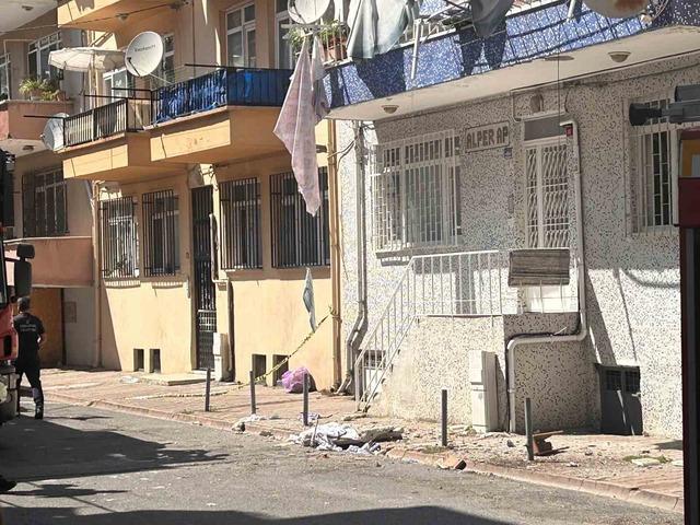 &Uuml;mraniye&rsquo;de 3 katlı binanın balkonu &ccedil;&ouml;kt&uuml;: 2 ara&ccedil; hasar g&ouml;rd&uuml; 4