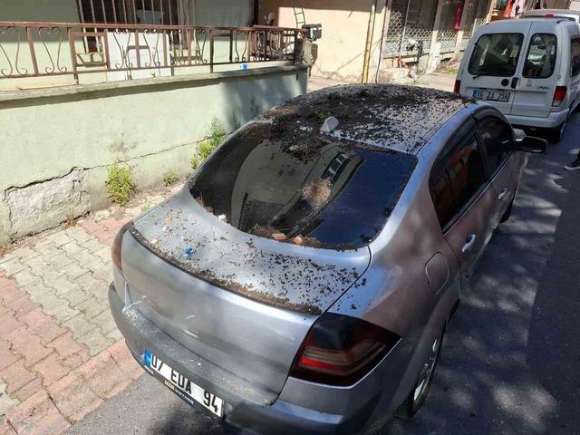 &Uuml;mraniye&rsquo;de 3 katlı binanın balkonu &ccedil;&ouml;kt&uuml;: 2 ara&ccedil; hasar g&ouml;rd&uuml; 3