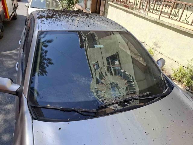 &Uuml;mraniye&rsquo;de 3 katlı binanın balkonu &ccedil;&ouml;kt&uuml;: 2 ara&ccedil; hasar g&ouml;rd&uuml; 2