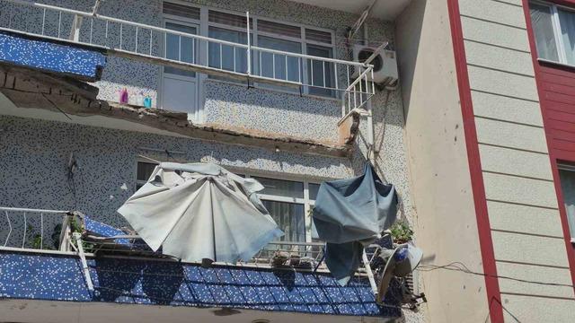 &Uuml;mraniye&rsquo;de 3 katlı binanın balkonu &ccedil;&ouml;kt&uuml;: 2 ara&ccedil; hasar g&ouml;rd&uuml; 1
