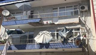 &Uuml;mraniye&rsquo;de 3 katlı binanın balkonu &ccedil;&ouml;kt&uuml;: 2 ara&ccedil; hasar g&ouml;rd&uuml;