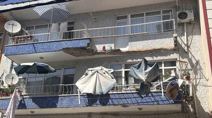 &Uuml;mraniye&rsquo;de 3 katlı binanın balkonu &ccedil;&ouml;kt&uuml;: 2 ara&ccedil; hasar g&ouml;rd&uuml;