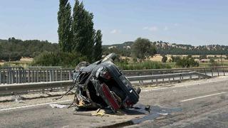 Uşak’ta takla atarak karşı şeride geçen otomobilde aynı aileden 4 kişi yaralandı
