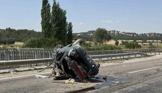 Uşak&rsquo;ta takla atarak karşı şeride ge&ccedil;en otomobilde aynı aileden 4 kişi yaralandı