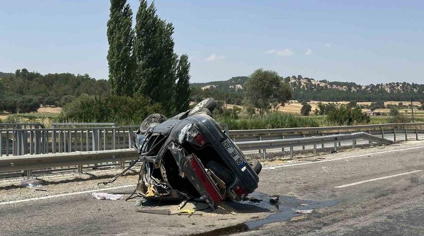Uşak&rsquo;ta takla atarak karşı şeride ge&ccedil;en otomobilde aynı aileden 4 kişi yaralandı