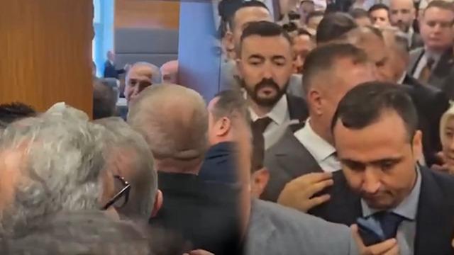 TBMM'de gerginlik ve izdiham! Ezilme tehlikesi geçirdiler
