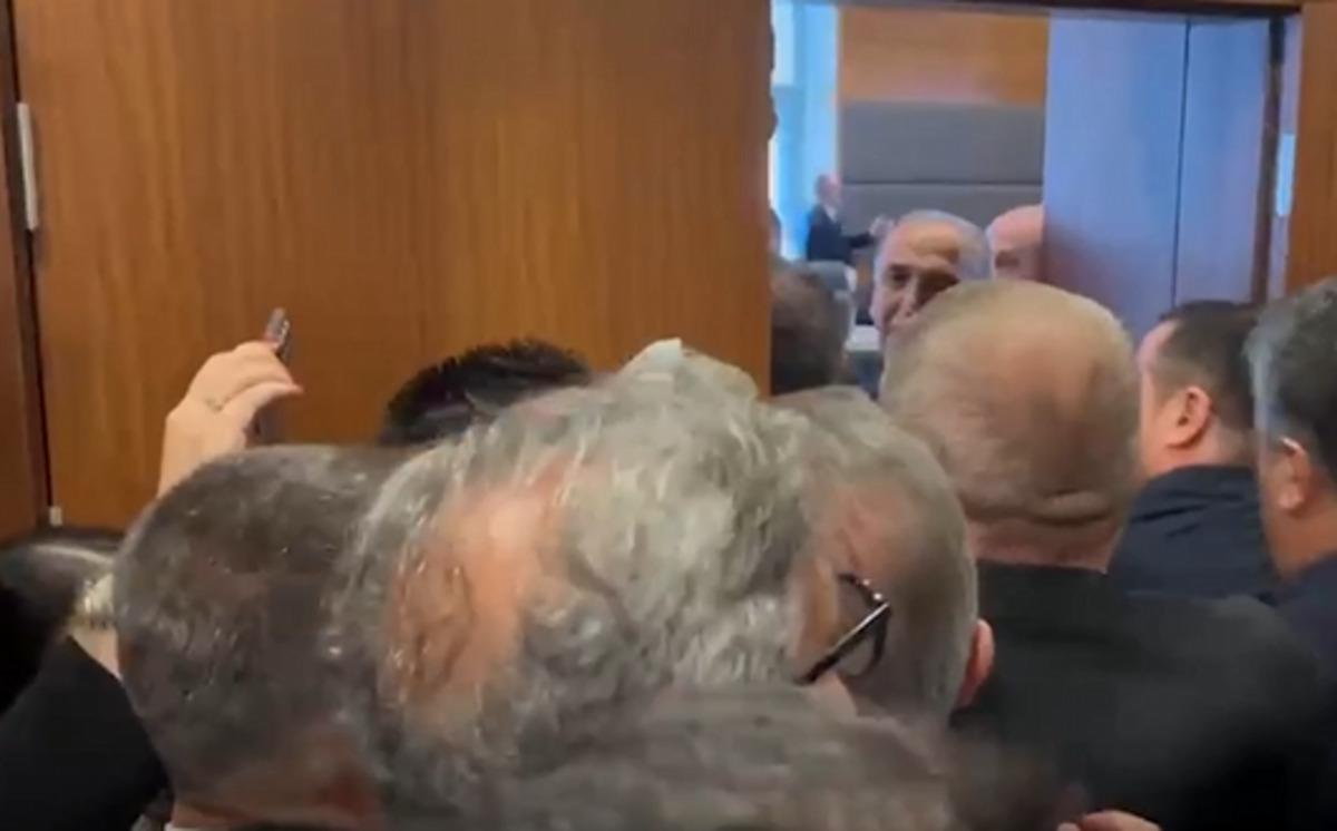 TBMM de gerginlik ve izdiham! Ezilme tehlikesi ge&ccedil;irdiler 4