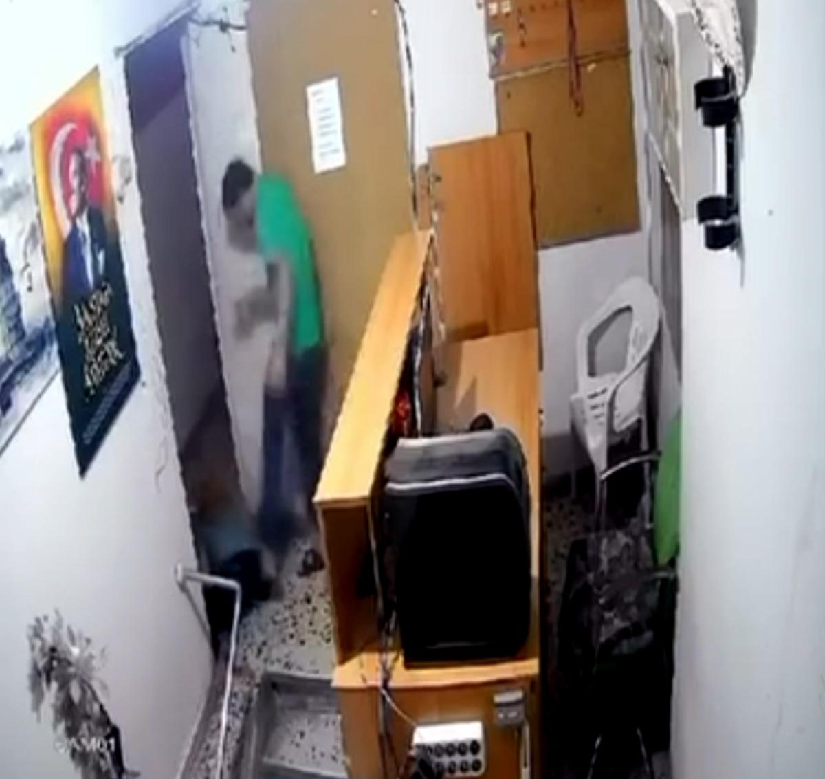 Genç kadını dövüp yerde sürükledi! Görüntüler kan dondurdu 2