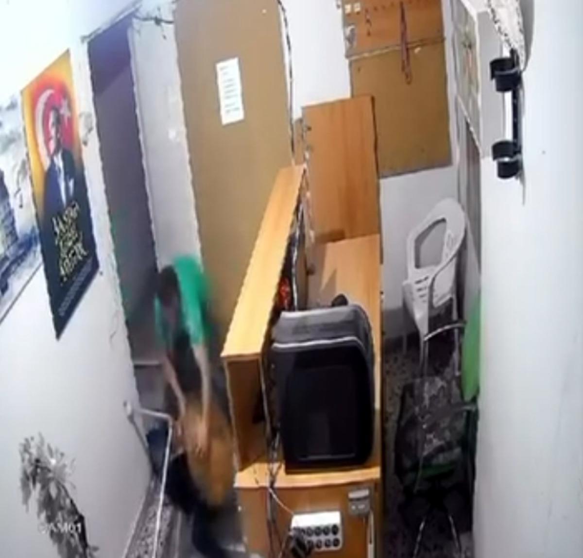 Genç kadını dövüp yerde sürükledi! Görüntüler kan dondurdu 3