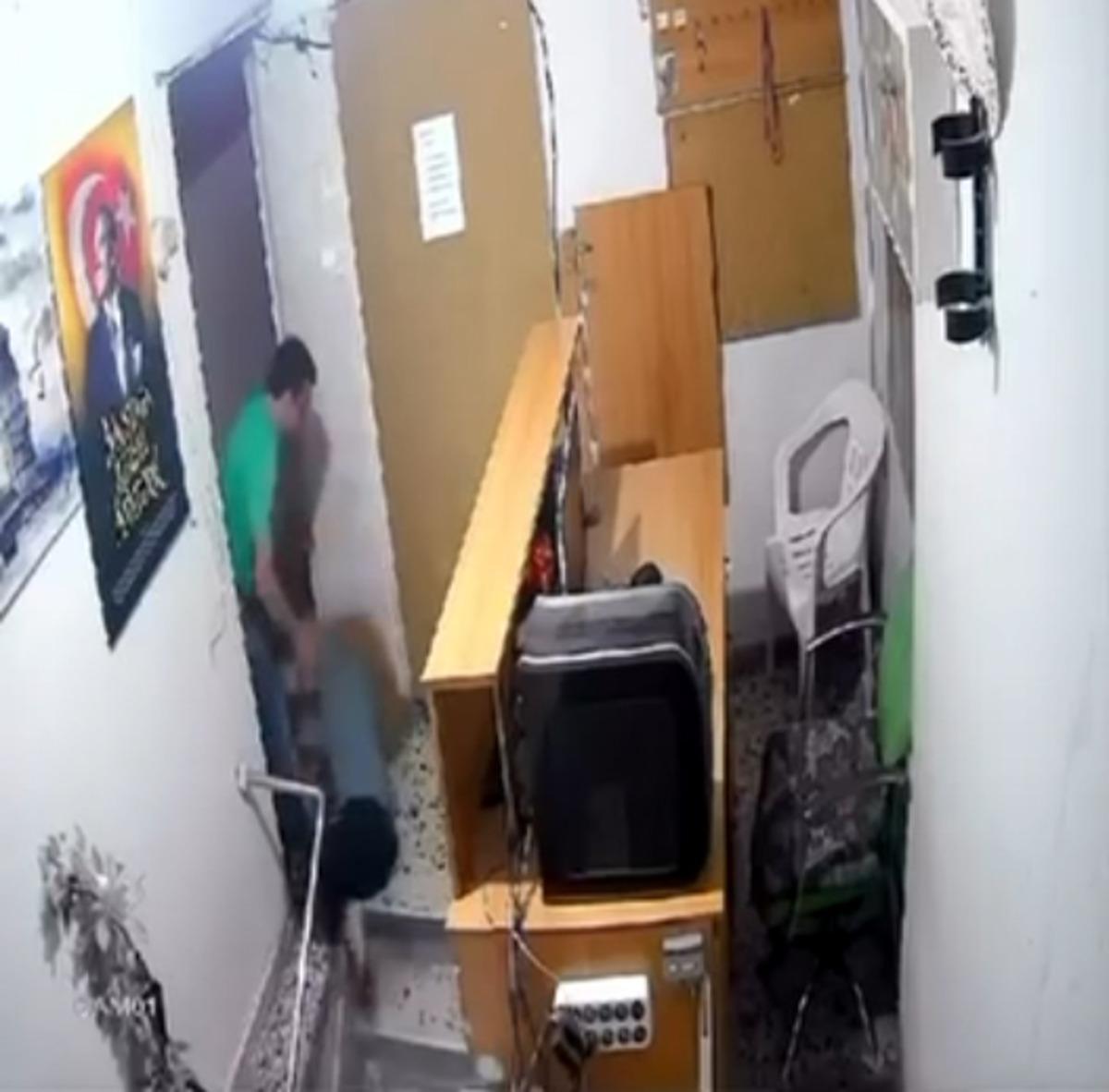 Genç kadını dövüp yerde sürükledi! Görüntüler kan dondurdu 4