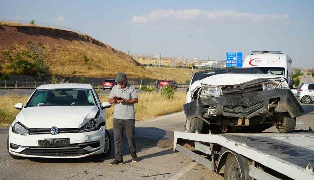 Kırıkkale&rsquo;de iki otomobil kafa kafaya &ccedil;arpıştı: 5 yaralı 5